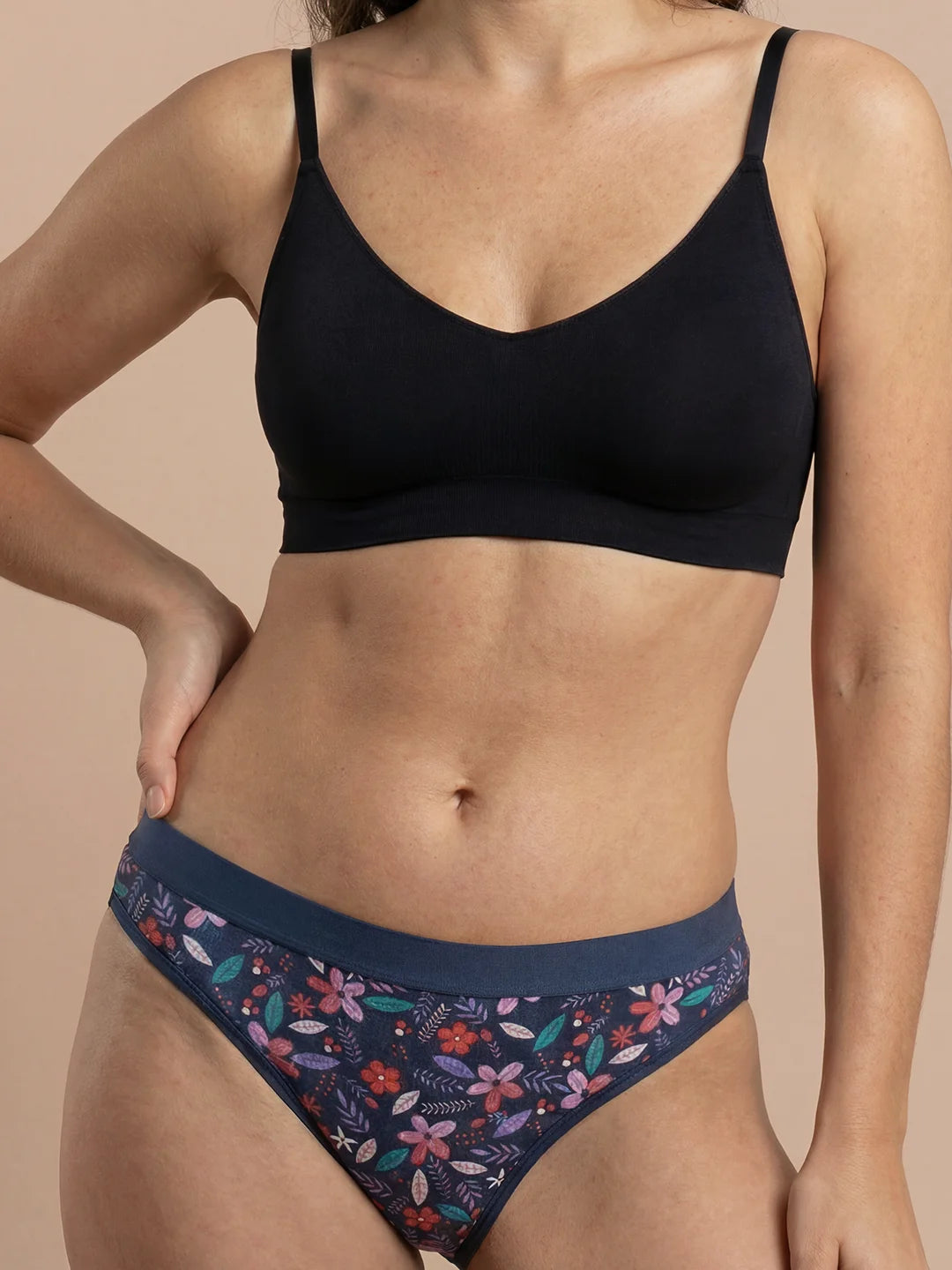 Menstruatie ondergoed tieners, close-up van gedragen flow met bloemenprint aan de voorkant