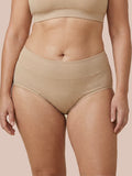 Menstruatie ondergoed apricot, close-up van gedragen classic brief aan de voorkant