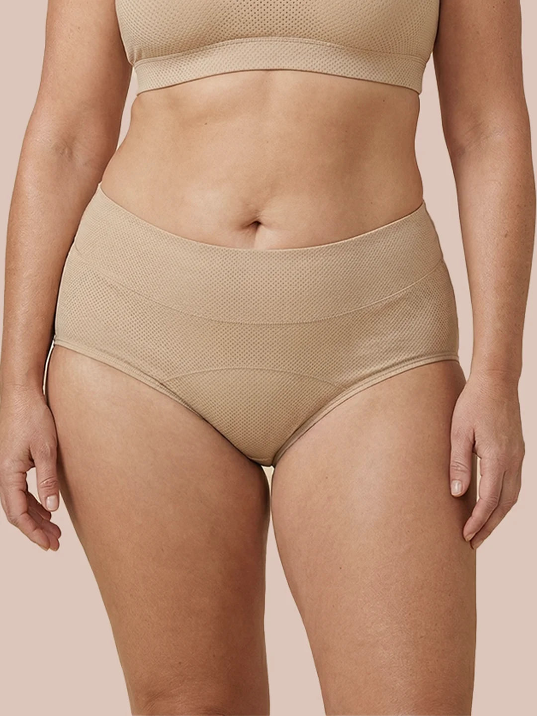 Menstruatie ondergoed apricot, close-up van gedragen classic brief aan de voorkant