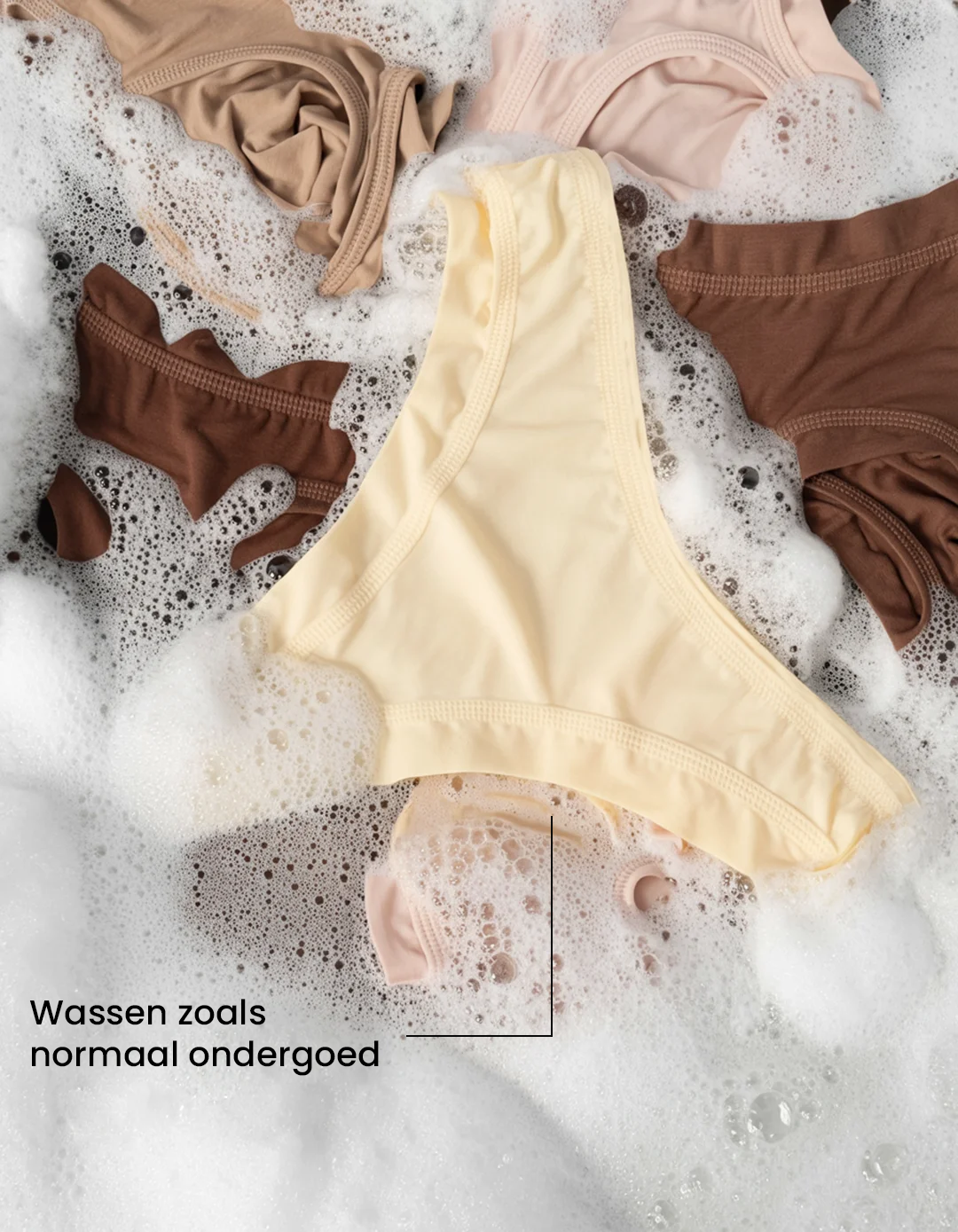 Menstruatie ondergoed, meerdere slips worden gewassen in zeepsop