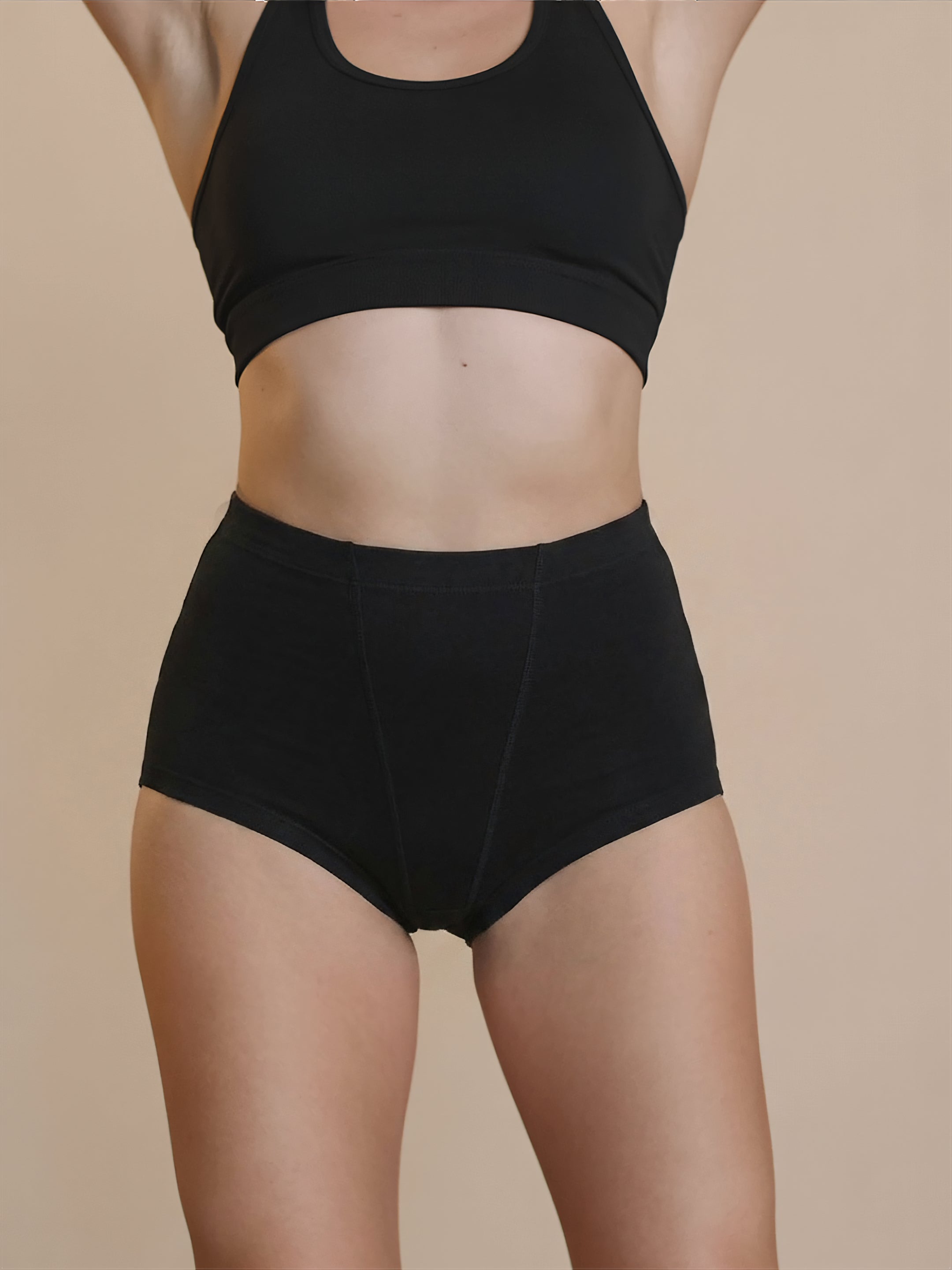 Menstruatie ondergoed zwart, close-up van gedragen boyfriend brief aan de voorkant