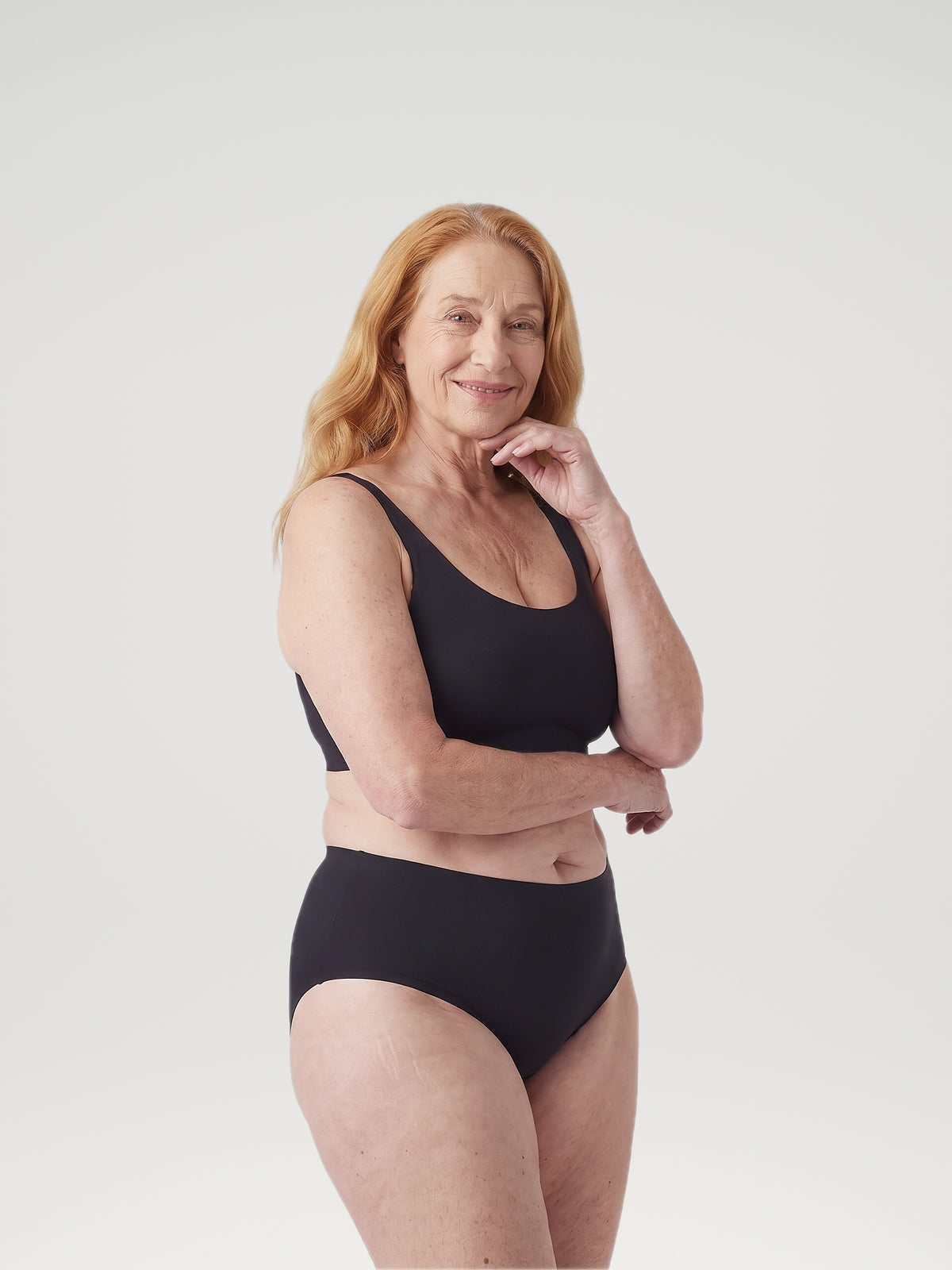 High Waist Brief zwart, driekwart aanzicht aan model